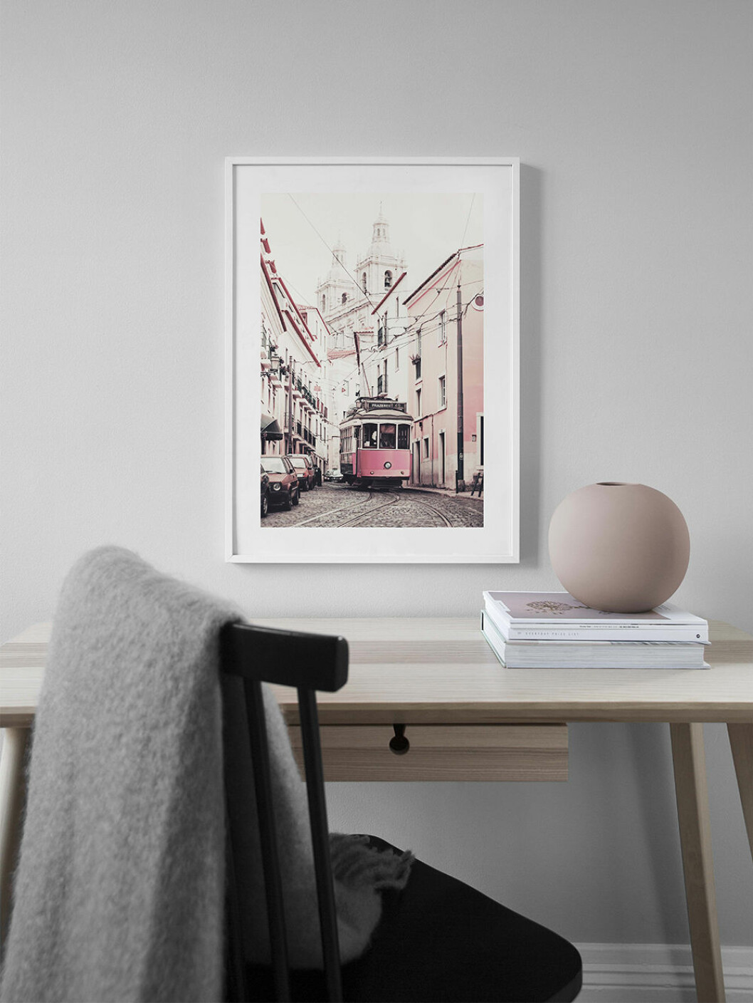 Förändra stämningen hemma med hjälp av konsten på väggarna. Ett nytt motiv, en färg eller en ny sammansättning av tavelväggen kan ge en helt ny känsla i rummet. Foto: Desenio Poster från Desenio