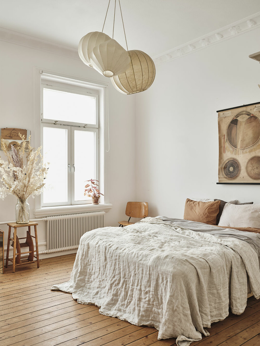 Nyanser av beige ger ljus sommarkänsla, som här hemma hos Sophie och Gustaf Wiking. Foto: Andrea Papini Styling: Alexandra Papini | Syns i: <a href="https://www.elle.se/decoration/gor-det-sjalv/naturnara-sekelskifteslagenhet-i-malmo/" target="_blank" rel="noopener">Naturnära sekelskifteslägenhet i Malmö</a> Beige sovrum med naturmaterial