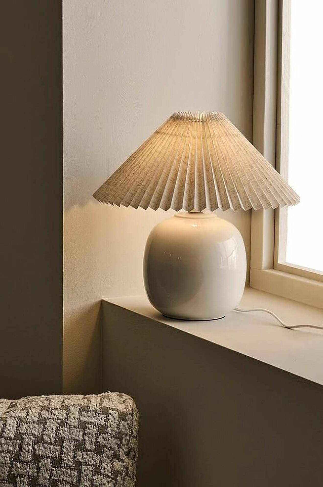 bordslampa med plisserad skärm