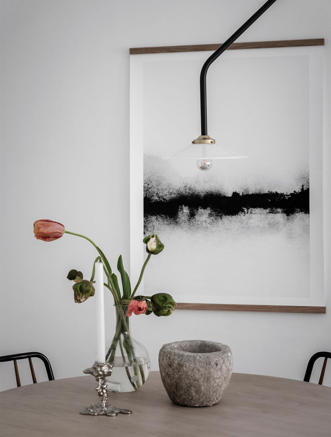 Blanda gammalt och nytt för att skapa vackra stilleben. Foto: Anders Bergstedt för Entrance mäkleri/mäklare: Erika Bergholm Stilleben på matplats med vas, ljus och skål