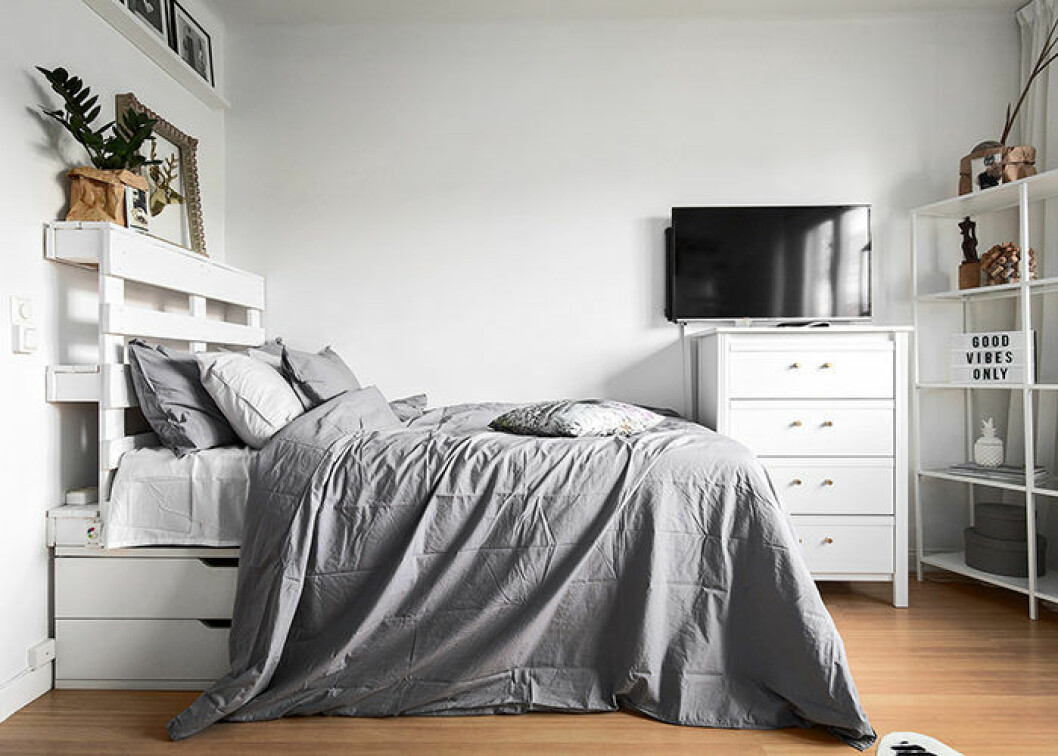 Foto: <a href="https://www.instagram.com/kronfoto/?hl=sv" target="_blank" rel="noopener">Adam Helbaoui/Kronfoto</a> Styling: Moa Sandberg och Viktor Moberg för <a href="https://www.instagram.com/innerstadsspecialisten/?hl=sv" target="_blank" rel="noopener">Innerstadsspecialisten</a>/mäklare: Viktor Moberg Compact living: Förvara under sängen för att frigöra plats