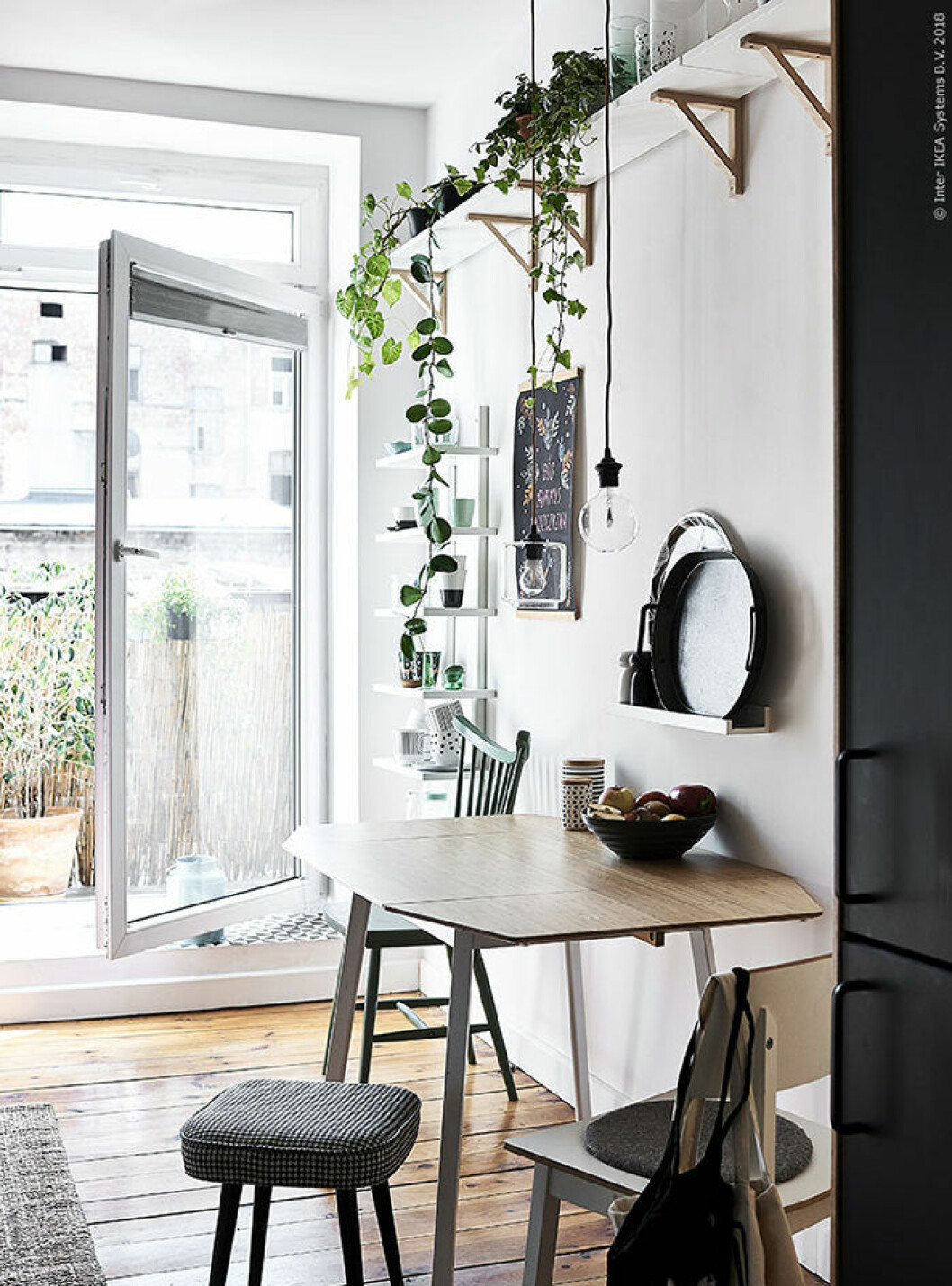 Foto: <a href="http://livethemma.ikea.se/hemma-hos-dagmaras-harmoniska-gronska/" target="_blank" rel="noopener">Ikea Livet Hemma</a> Compact living-tänk i köket