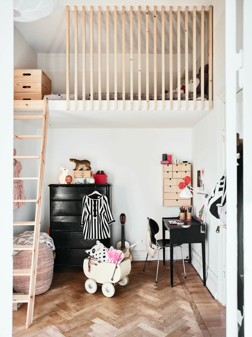 Syns i: <a href="https://www.elle.se/decoration/ljus-inredning-med-personlig-touch-i-vackra-sekelskiftestrean/" target="_blank" rel="noopener">”Ljus inredning med personlig touch i centrala Malmö”</a>. Foto: Andrea Papini, styling: Alexandra Ydholm. Platsbyggd loftsäng i barnrum skapar plats för lek