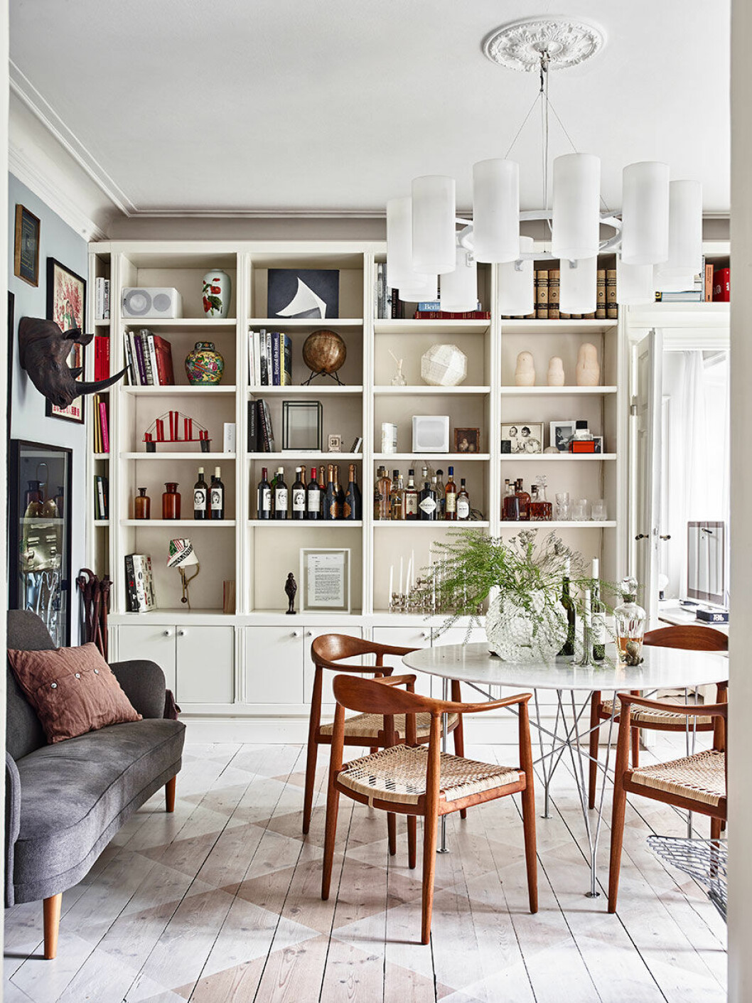 Syns i: ”<a href="https://www.elle.se/decoration/platsbyggt-och-ljusblatt-i-vackra-trerummaren/" target="_blank" rel="noopener">Ljusblå väggar och smarta lösningar</a>”. Foto: Andrea Papini, styling: Alexandra Ydholm. Matplats och vardagsrum med platsbyggd bokhylla