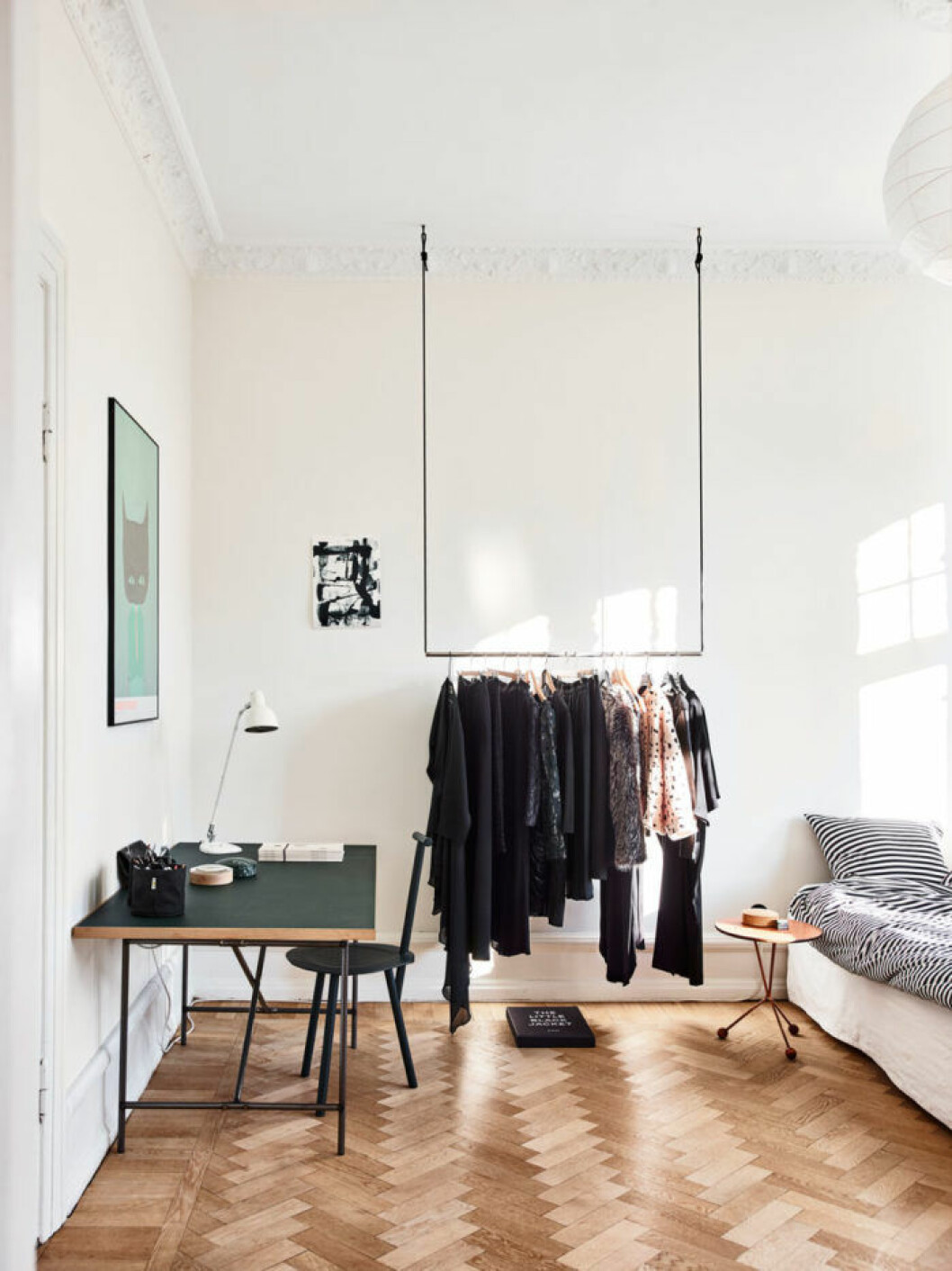 Syns i: ”<a href="https://www.elle.se/decoration/ljus-inredning-med-personlig-touch-i-vackra-sekelskiftestrean/" target="_blank" rel="noopener">Ljus inredning med personlig touch i centrala Malmö</a>”. Foto: Andrea Papini, styling: Alexandra Ydholm. Öppen förvaring för kläder i avskalat sovrum