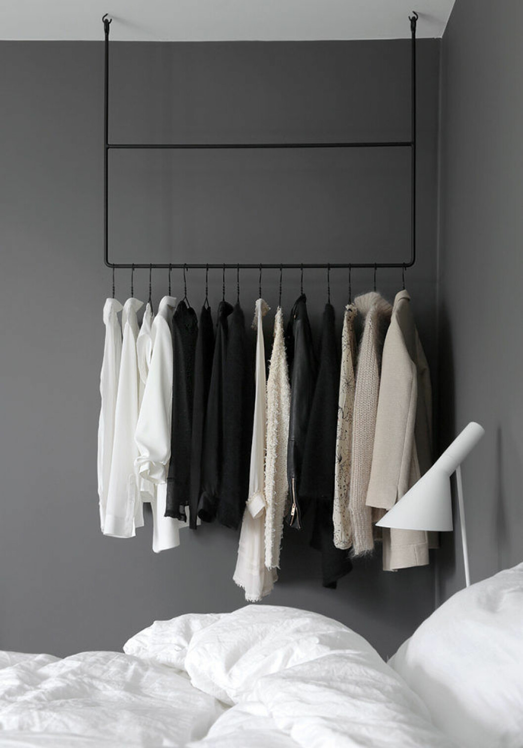 Foto: <a href="https://stylizimoblog.com/2016/08/22/clothing-rail/" target="_blank" rel="noopener">Nina Holst/Stylizimo</a> Klädhängare med takfäste som blir en inredningsdetalj och förvaring