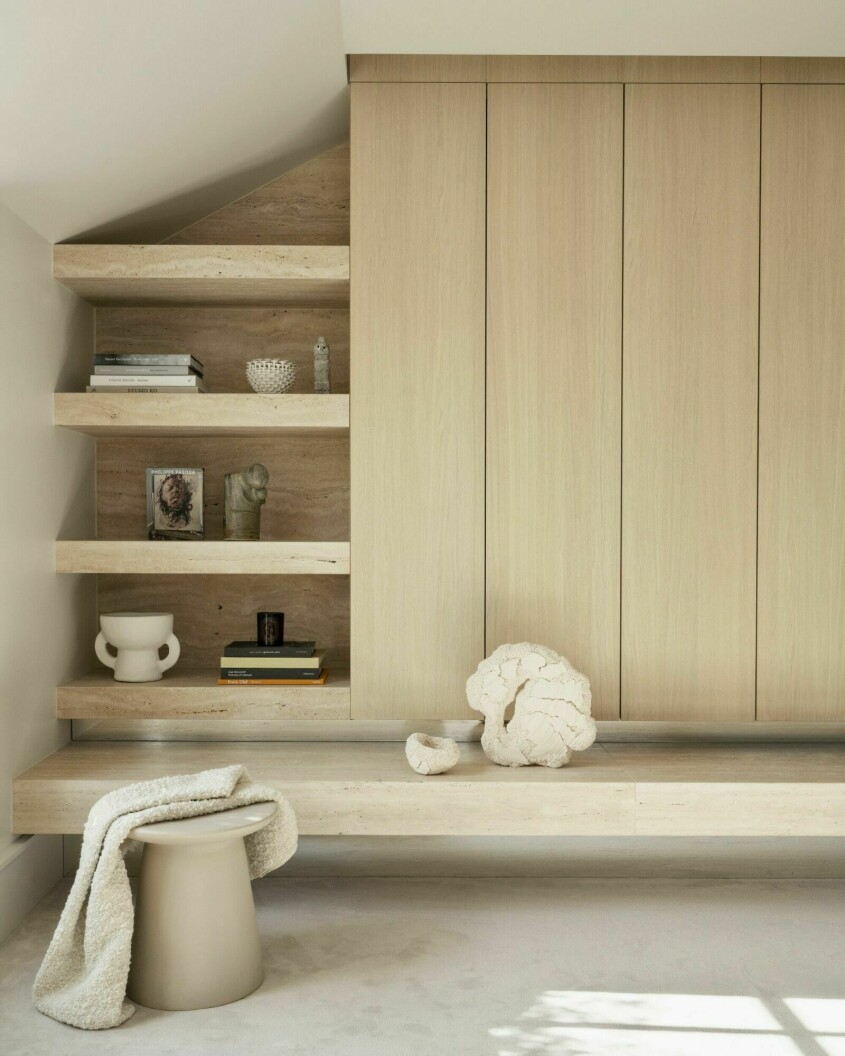 <span class=" bold" data-lab-bold_desktop="bold">Tips!</span> Integrera olika naturnära materialval, som vi ser ovan, för en diskret men stilfull kontrast. Foto: Vincent Leroux | Syns i: <a target="_blank" href="https://www.elle.se/decoration/minimalistiskt-och-naturnara-hos-arkitekten-i-paris/9010790" class="">Luftigt, minimalistiskt och naturnära hemma hos arkitekten i Paris</a>. Platsbyggd inredning
