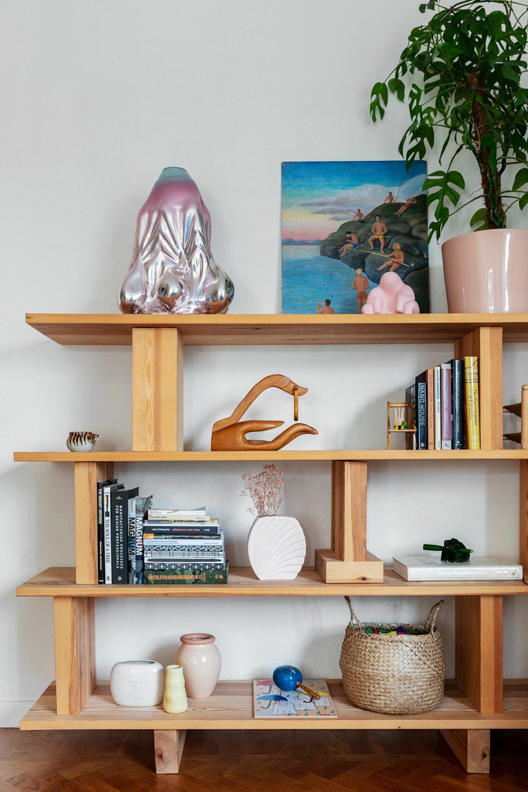 Förvaring i trä med detaljer hemma hos träkonstnären i Stockholm