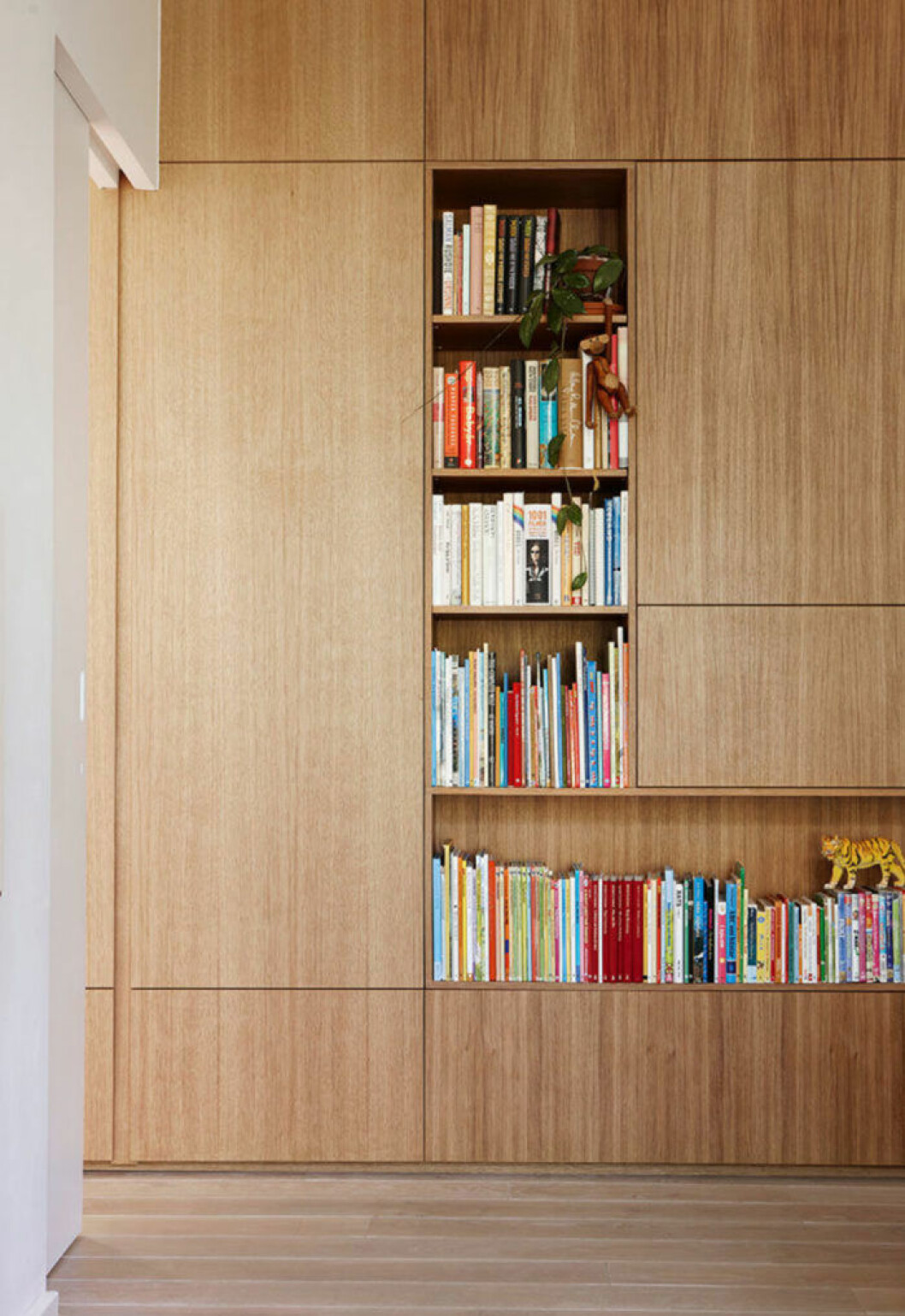 Av: Charlotte Frey Svidén Foto: Jonas Gustavsson Syns i: <a href="https://www.elle.se/decoration/modernt-och-naturligt-bland-tradkronorna/">Naturligt modernt bland trädkronorna</a>. Bokylla i ljus ek