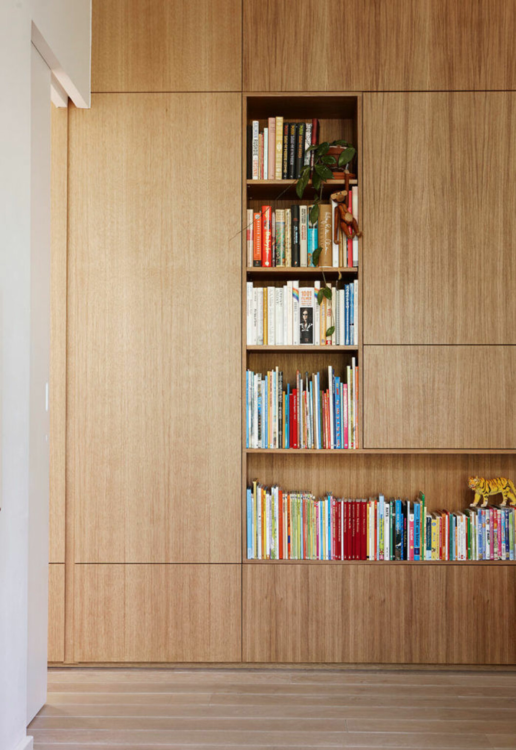 Av: Charlotte Frey Svidén Foto: Jonas Gustavsson Syns i: <a href="https://www.elle.se/decoration/modernt-och-naturligt-bland-tradkronorna/">Naturligt modernt bland träkronorna</a> Platsbyggd förvaring från golv till tak