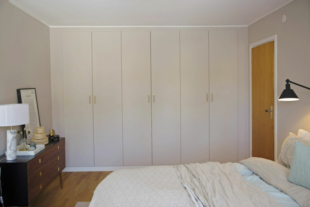 Platsbyggt utnyttjar ytan till max. Foto: Frida Fahrman Platsbyggda garderober