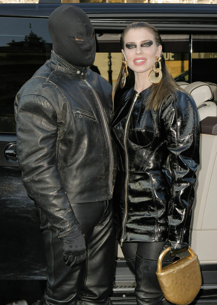Paret gjorde ett starkt intryck när de kom i helsvart och matchande klädsel under Paris Fashion Week. Kanye West och Julia Fox klädda i matchande helsvarta outfits i Paris