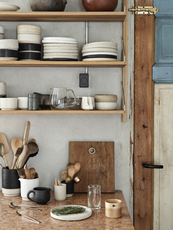 _ Frama Köpenhamn ELLE Decoration hemma hos Christophersen köket hylla keramik