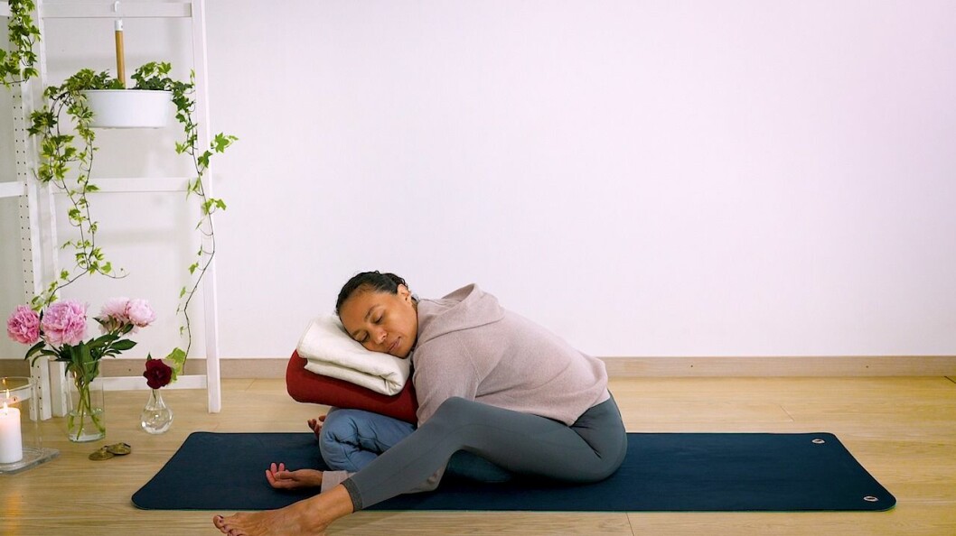 Johanna Ljunggren gör yogapositionen framåtböj med stöd