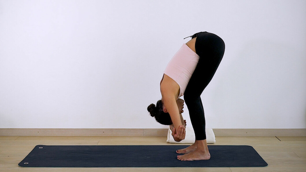 Johanna Ljunggren gör yogapositionen Framåtfällning