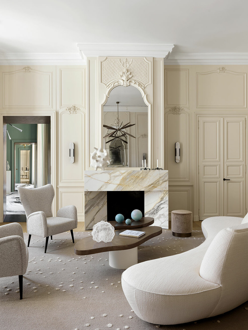 Vackra naturnära toner och moderna möbler hemma hos designern Damien Langlois-Meurinne. Foto: Stephan Julliard Vardagsrum i Paris, hemma hos Damien Langlois-Meurinne