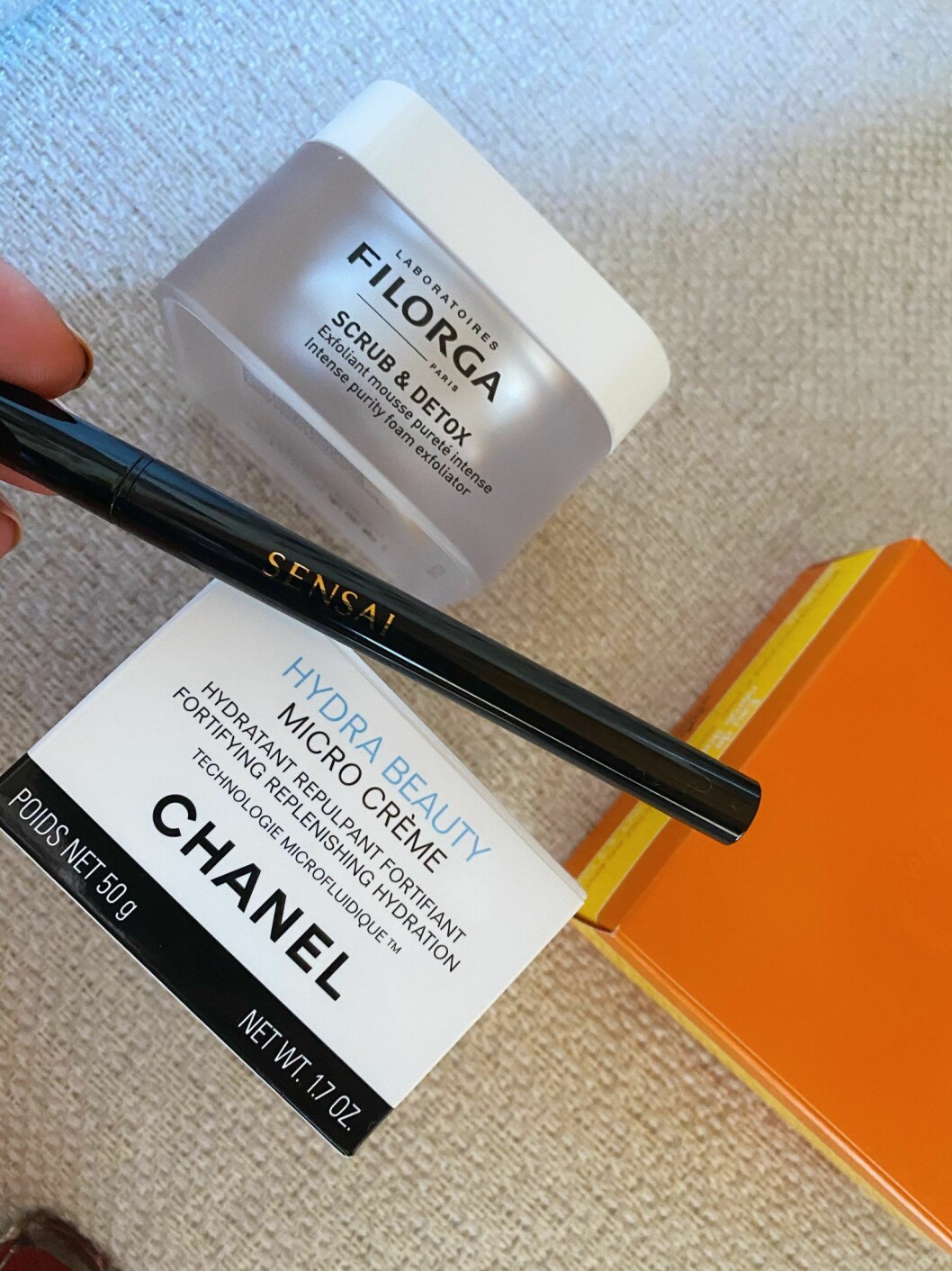 Ansiktsmask från Filorga, eyeliner från Sensai och dagkräm från Chanel.