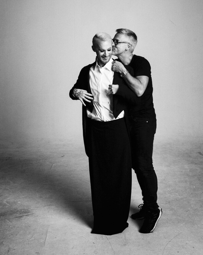 Fredrik och Johan, fotograferade av Tobias Regell: “Det är den första bilden som togs på oss ihop – det var under en gemensam plåtning och väldigt tidigt i vår relation, vår första puss-bild! Nu hänger den uppförstorad i vårat kök”, berättar Fredrik. Fredrik Robertsson och Johan Hellström