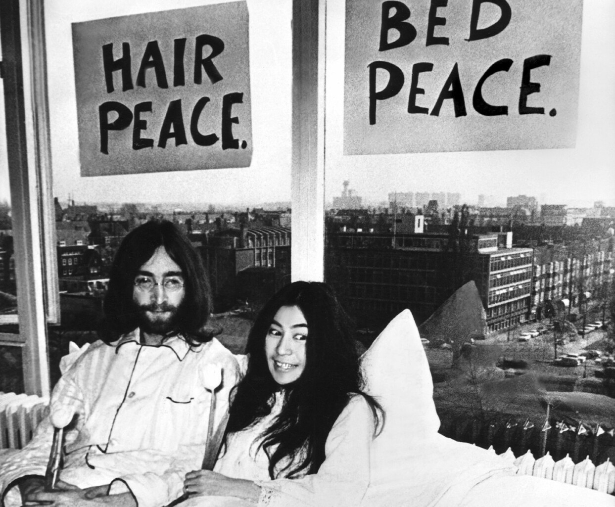 John och Yoko blev fredsaktivister och på sin smekmånad stannade de i sängen på sitt hotellrum där pressen bjöds in. Foto: TT Fredsaktivisterna John och Yoko Ono i pyjamas i sängen under sin smekmånad.