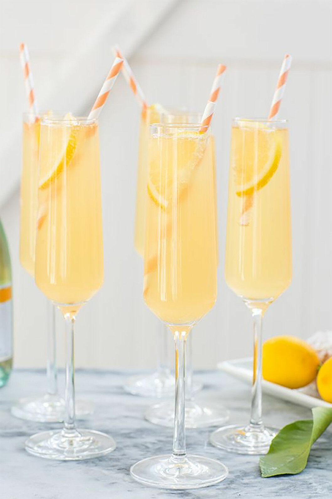 Via: <a href="http://sugarandcharm.com/2015/12/peach-french-75-punch-recipe.html?crlt.pid=camp.GB78DuB3fA6k" target="_blank" rel="noopener">sugarandcharm</a> French 75.