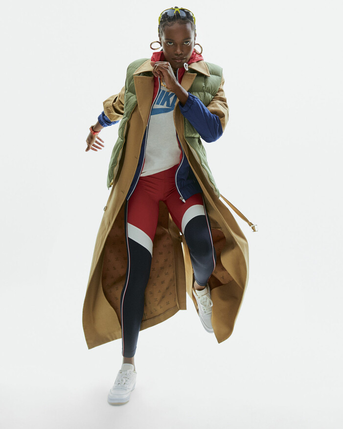 Väst, 1 780kr, JJJJound för Eddie Bauer. Trenchcoat, 8 490 kr, Max Mara. Vindjacka, 1 700 kr, och leggings, 899 kr, båda Tommy Hilfiger. T-shirt, vintage Nike, Ellie Mae. Vintagesolglasögon, Berman & Co. Örhängen, 870 kr, Laura Lombardi. Halsband, 1 651 kr, Par Ici. Klockband, 375 kr, Victor Glemaud för Fitbit. Sneakers, Club C, 1 370 kr, JJJJound för Reebok. Modellen har på sig en brun trenchcoat från Max Mara och en vintage T-shirt från Nike