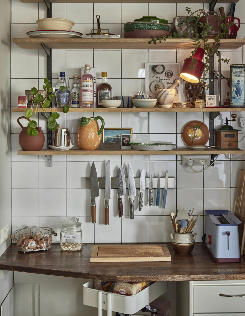 Hyllor, Norrgavel. Klämspot köpt på Stockholms Auktionsverk. Morteln är arvegods. Kanna, Artilleriet. Fridas favorit- knivar är från Victorinox. Brödrost, Hay. Frida Lund kök