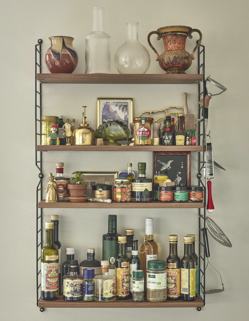 Hylla, String Furniture. Keramik och glasflaska köpt på loppis. Rundkolv av glas, House Doctor. Liten sprayflaska, Tambur. Frida Lund mat
