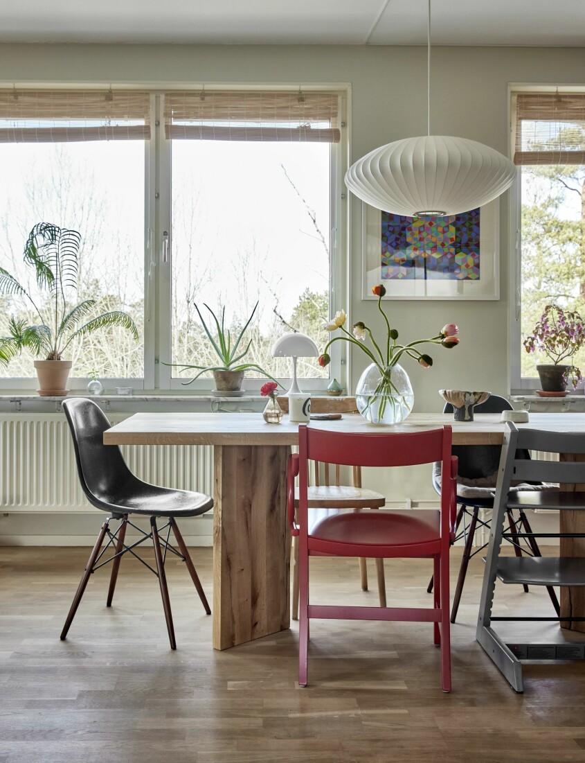 Matbordet har Anders formgivit och specialbeställt från Möbelsnickarna. Blå stol, Vitra. Röd stol, Massproductions. Stor vas, H&M home. Taklampa, Herman Miller. Frida Lund matplats
