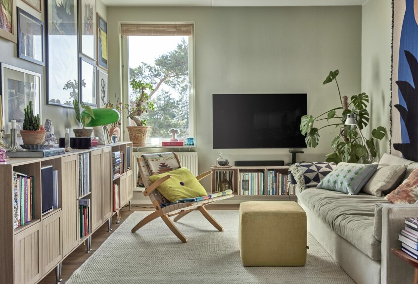 Bokhylla, Atbo/Lauritz. Bordslampa, Flos. Fåtölj, Carl Hansen & Son. Sittpuff, Eilersen/Stockholms Auktionsverk. Soffa, Meli Meli. Frida Lund tv rum