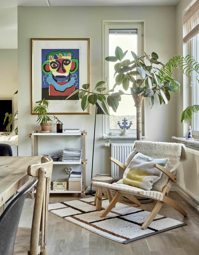 Tavla av Karel Appel köpt på Stockholms Auktionsverk. Hylla, Hay. Fåtölj, Carl Hansen& Son. Matta, H&M home. Frida Lund vardagsrum