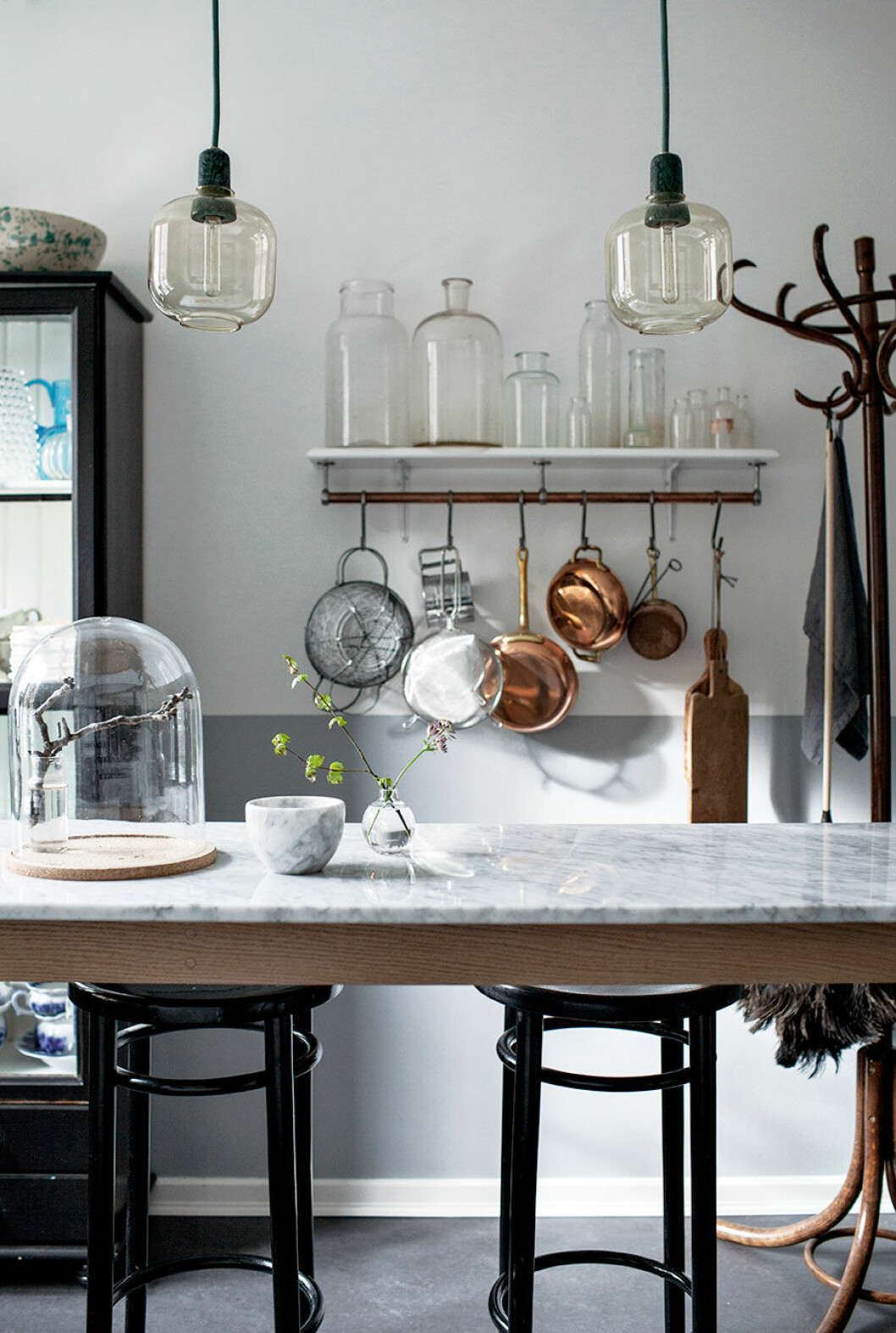 Foto: Alice Johnsson, styling: Frida Schüler. Ur reportaget <a href="https://www.elle.se/decoration/kika-in-i-instagramstjarnan-frida-schulers-snygga-hem/">”Instagram-stjärnan Frida Schülers hem”.</a> Marmorbord