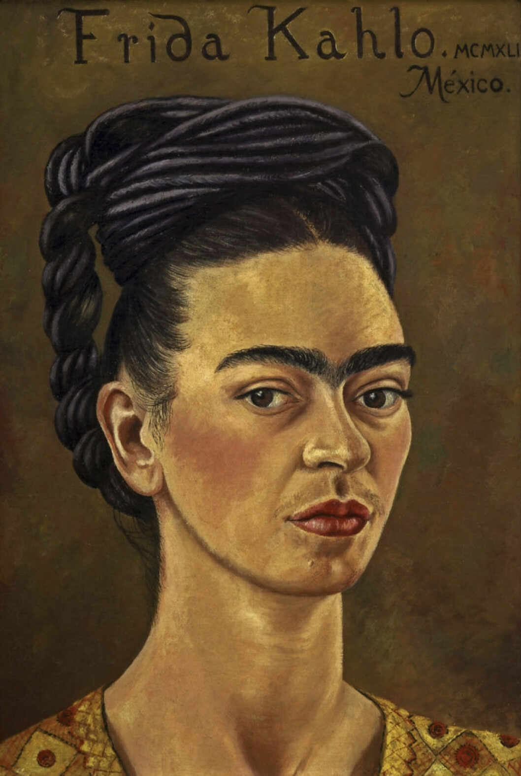 Victoria & Albert Museum i London visar utställningen <em>Frida Kahlo’s wardrobe</em>, 16 juni–4 november 2018. Frida Kahlo, <em> Self Portrait in Red and Gold Dress</em>, 1941, olja på duk, 39×27,5 cm. © Gerardo Suter, the Jacques and Natasha Gelman Collection of 20th Century Mexican Art and the Vergel Foundation Frida Kahlo’s wardrobe