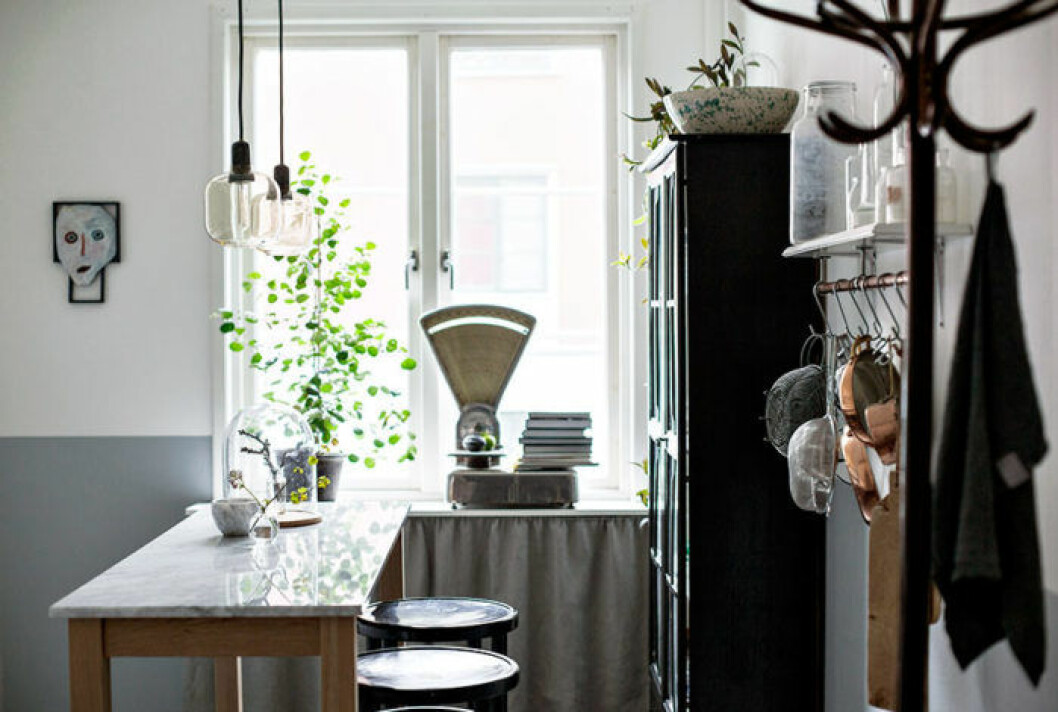 Stylisten Frida Schülers kök är en organiserad dröm. Bild från ”<a href="https://www.elle.se/decoration/kika-in-i-instagramstjarnan-frida-schulers-snygga-hem/" target="_blank" rel="noopener">Kika in i stylisten Frida Schülers snygga hem</a>” Styling: Frida Schüler Foto: Alice Johnsson Kategorisera för att få ordning i hemmet.