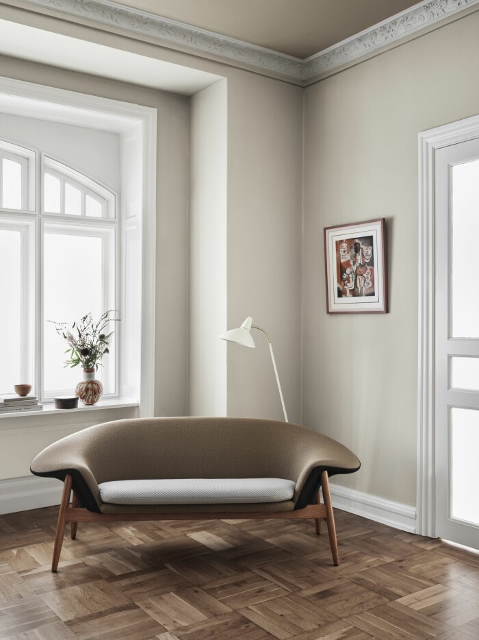 Ny twist på klassikern <em>Fried egg</em> i form av en ny, elegant soffa från Warm Nordic. fried egg soffa från warm nordic