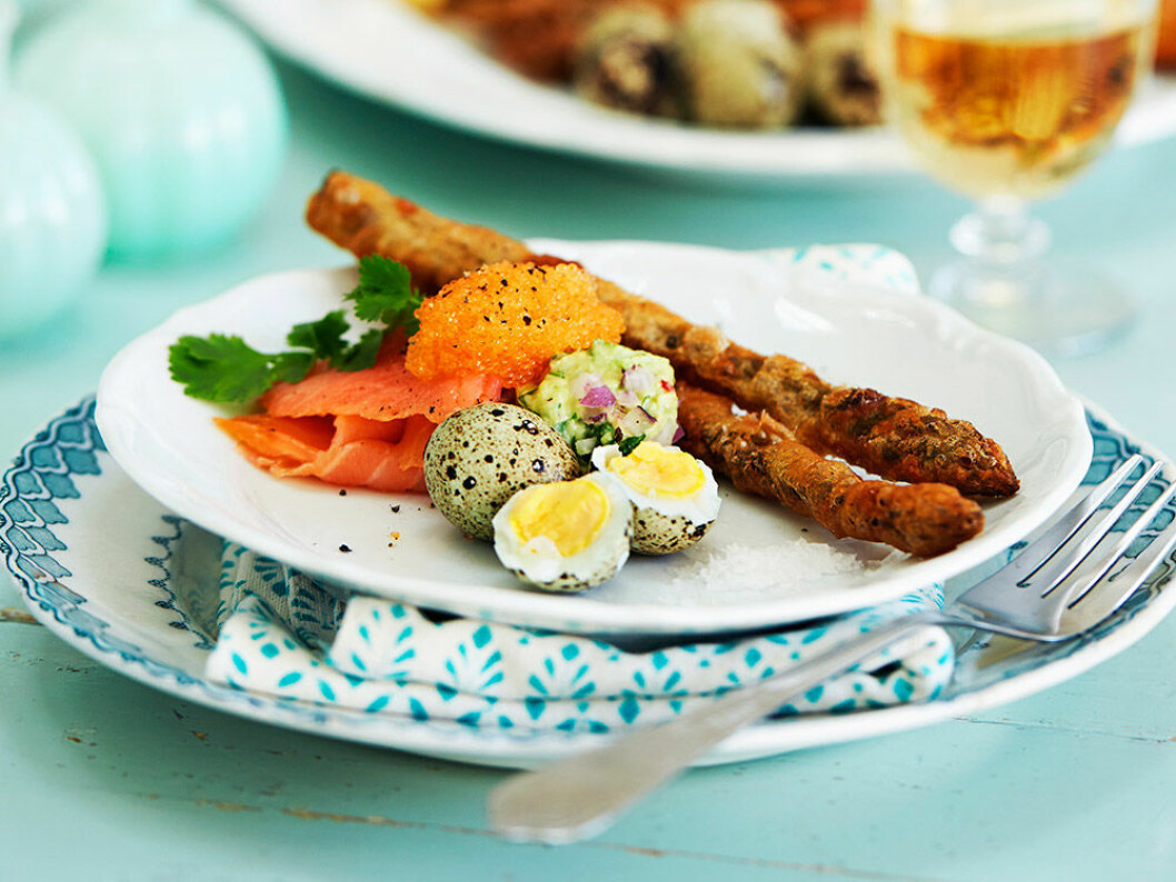 Friterad sparris med vaktelägg, rökt lax, löjrom och avokadokräm. Friterad sparris med vaktelägg, rökt lax, löjrom och avokadokräm.