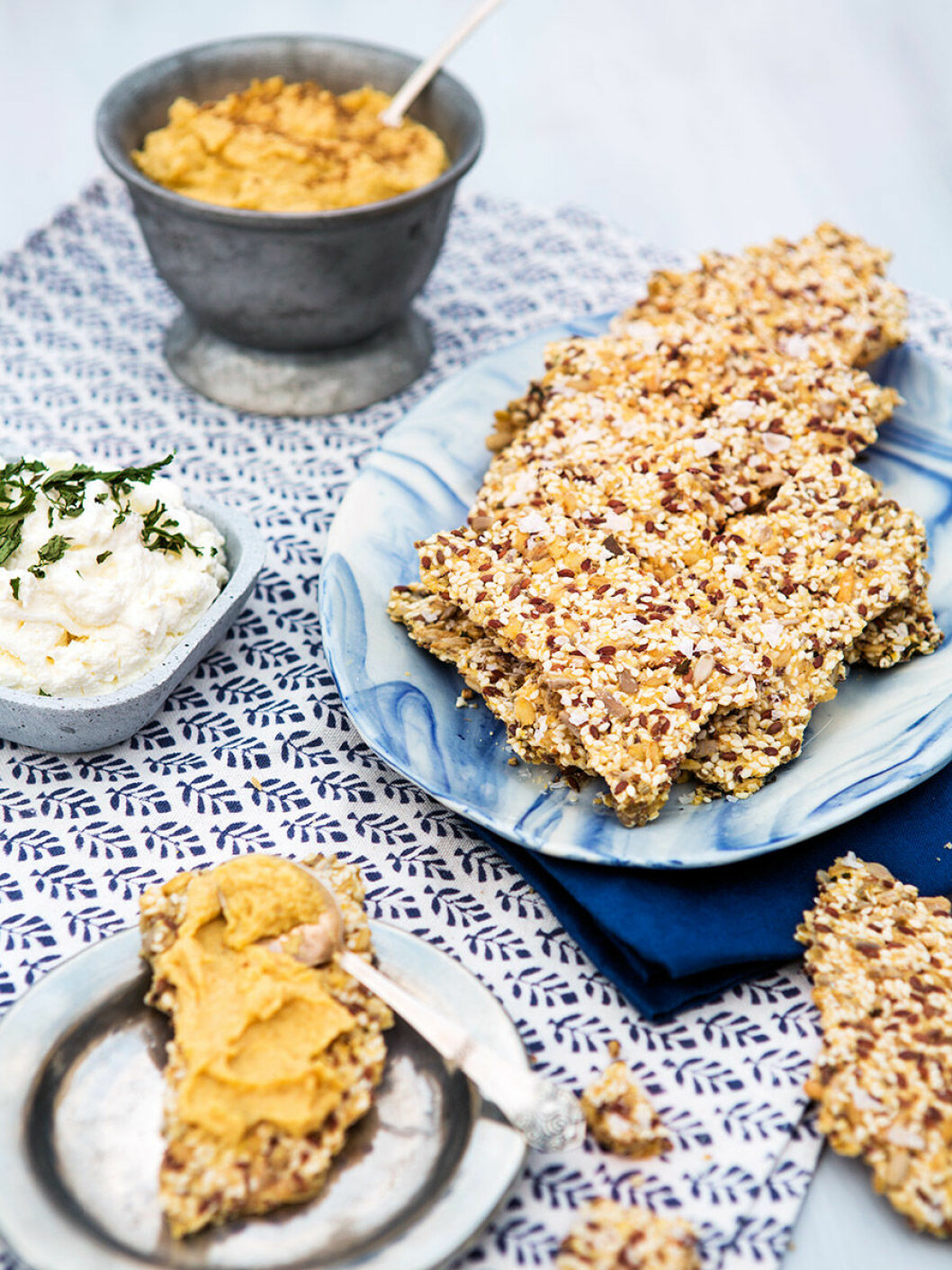 Fröknäcke med hummus och fetaostkräm.