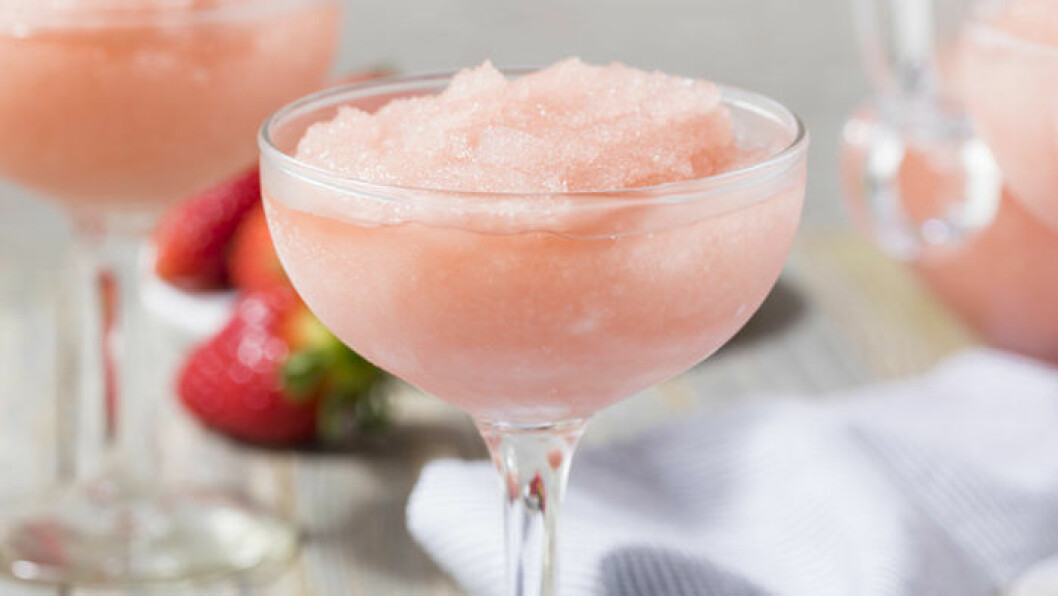 Vad sägs om ett svalkande glas frosé? Foto: IBL Vad sägs om ett svalkande glas frosé? Foto: IBL