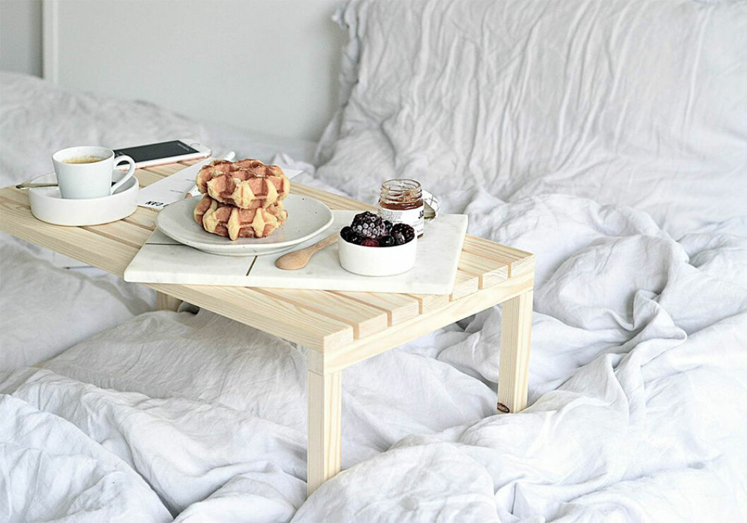 Foto: <a href="https://yourdiyfamily.com/2017/11/love-breakfast-in-bed-this-diy-breakfast-in-bed-table-is-all-you-need/" target="_blank" rel="noopener">Your DIY Family</a> diy frukostbricka
