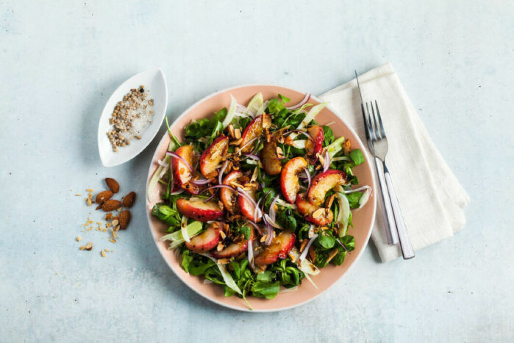Frukigt söt sallad med bakad persika. Frukigt söt sallad med bakad persika.