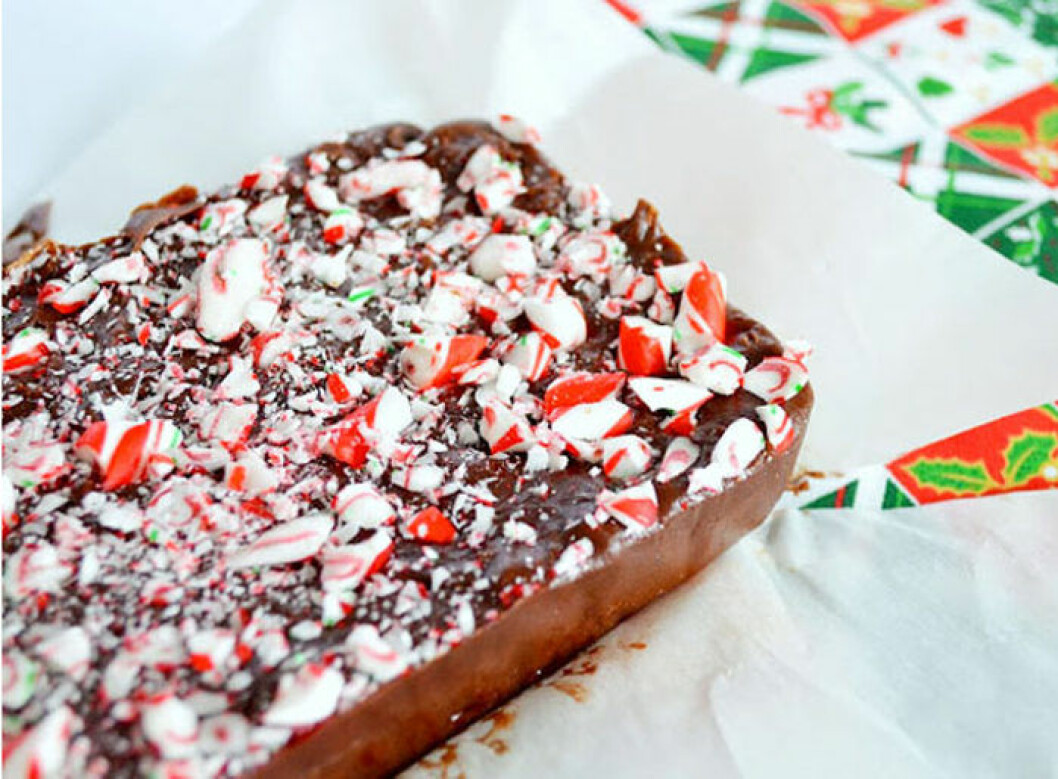 Recept på chokladfudge med krossade polkagrisar