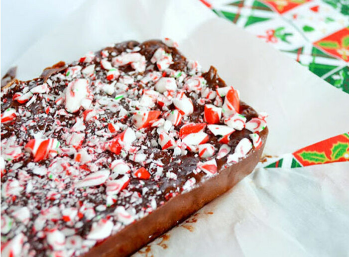 Recept på chokladfudge med krossade polkagrisar