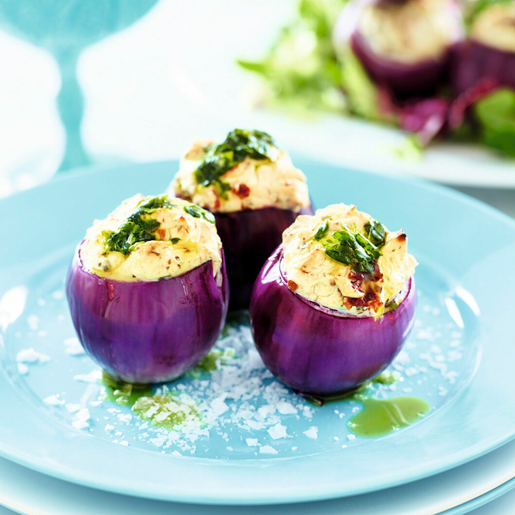 Fylld rödlök med färskost och soltorkade tomater. Recept på fylld rödlök med färskost