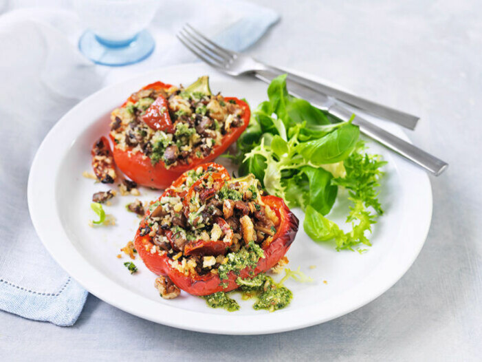 Recept på fyllda paprikor med svamp, nötter och tomater