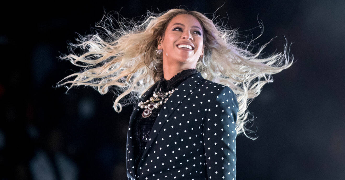 Beyoncé ler på scen samtidigt som håret flyger