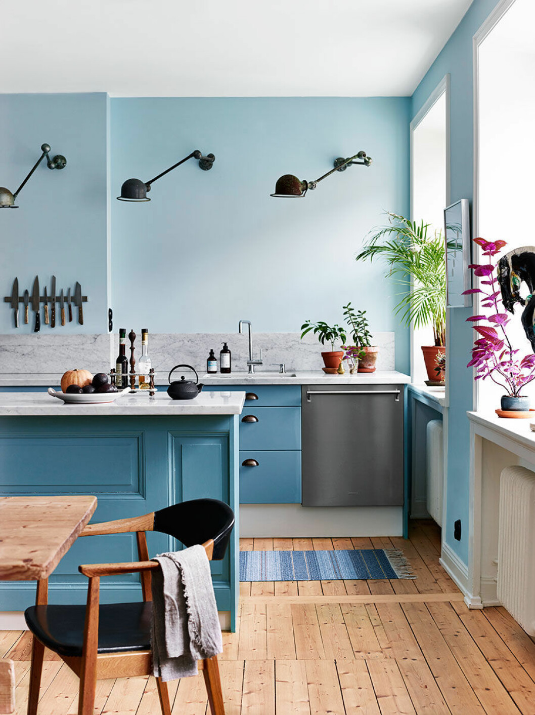 Foto: Idha Lindhag, styling: Tina Hellberg. Ur reportaget <a href="https://www.elle.se/decoration/fyra-nyanser-av-blatt-och-ett-drommigt-kok/">”Fyra nyanser av blått och ett drömmigt kök”.</a> Ljusblått kök