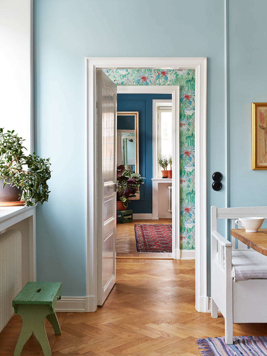 Styling: <a href="http://tinahellberg.se/" target="_blank" rel="noopener">Tina Hellberg</a>, foto: <a href="http://idhalindhag.com/" target="_blank" rel="noopener">Idha Lindhag</a>. Syns i: <a href="https://www.elle.se/decoration/fyra-nyanser-av-blatt-och-ett-drommigt-kok/">”Fyra nyanser av blått – och ett drömmigt kök”</a>.
