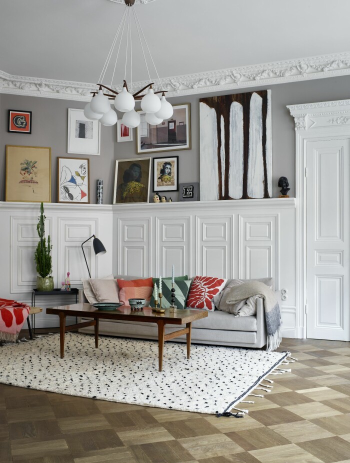 Hemma hos Gabriella Gullberg Stockholm tavelvägg bröstpanel