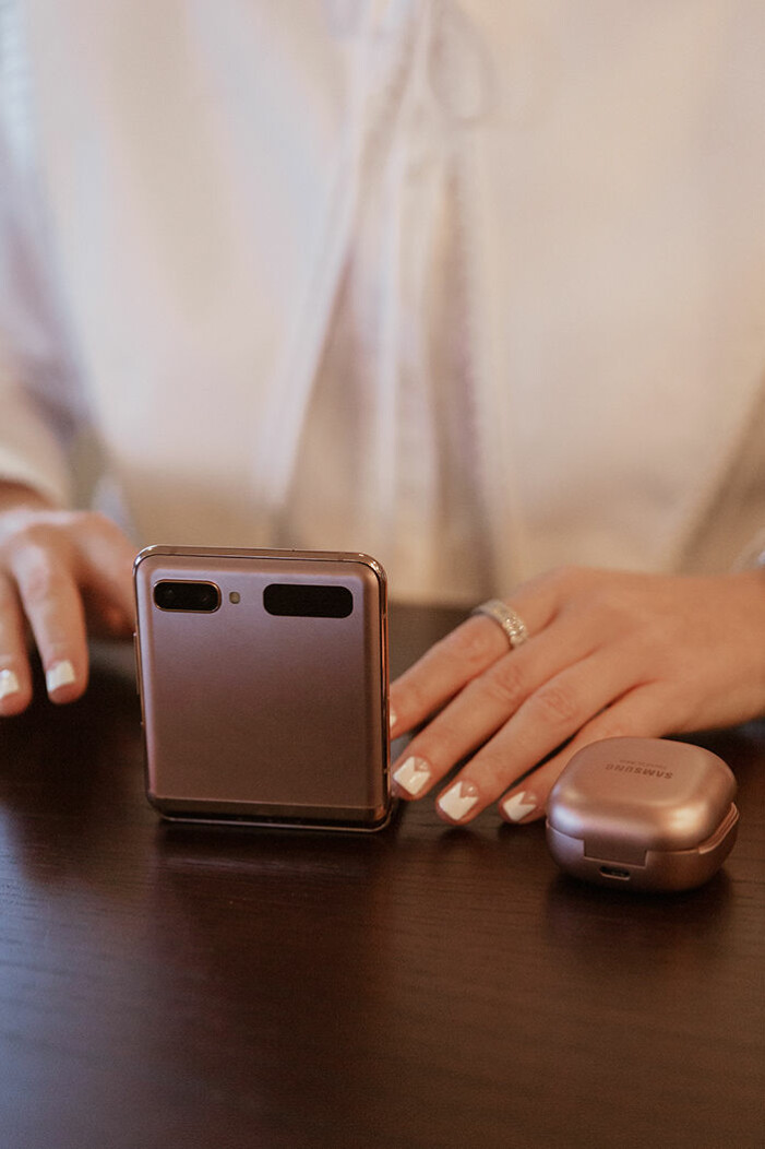 Samsung Galaxy Z Flip 5G och Samsung Galaxy Buds Live.