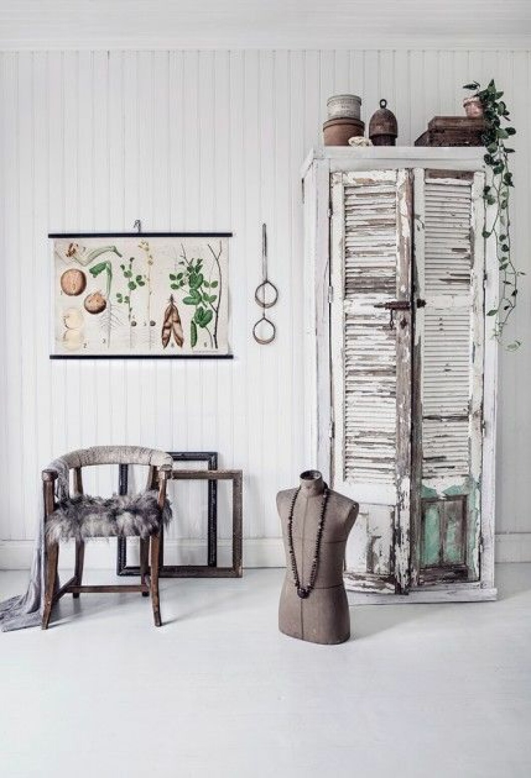 gammalt slitet traskap fina traramar gammal provdocka skolplanscher Born-Collector-©-Anna-Malmberg-1