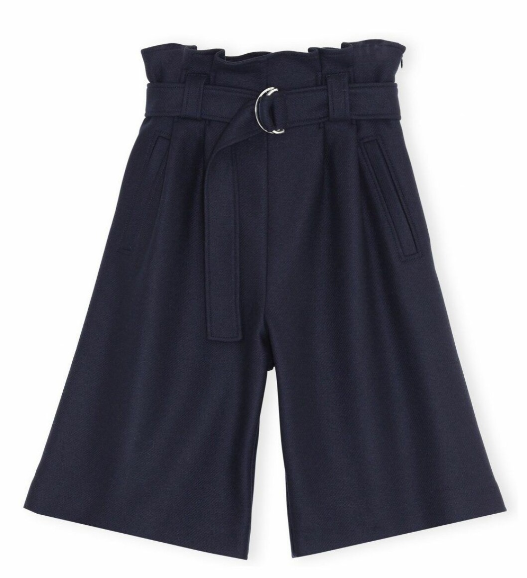 Mörkblå bermudashorts med hög midja och spänne från Ganni.